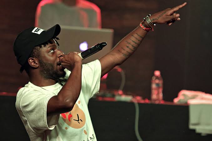Isaiah Rashad performing on tour